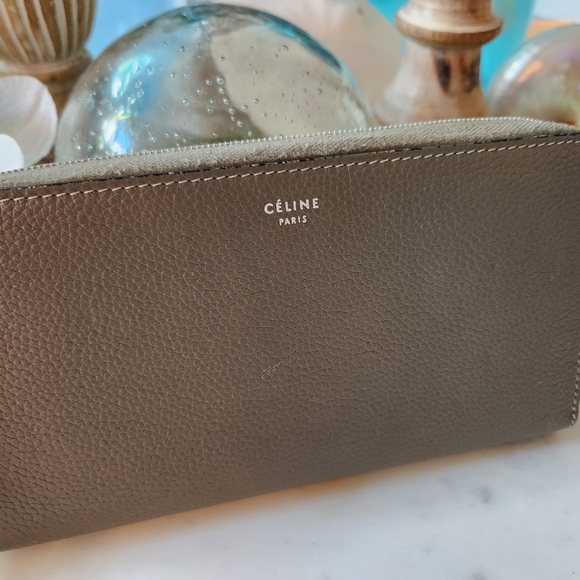 Celine Wallet in EUC...look at that crispy yellow interior! Gorgeous! $1,200 new - Picture 2 of 16